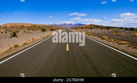 Highway, parc national de la Vallée de la mort, Californie, Nevada, États-Unis Banque D'Images