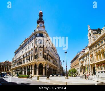 Madrid, Espagne - 12 juillet 2021. Façade principale du nouvel hôtel four Seasons, ancien siège de la banque Hispano-américaine. Centre de Madrid, Espagne. Banque D'Images