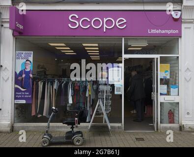 Vue extérieure de la boutique caritative Scope vue à Littlehampton, Royaume-Uni. Banque D'Images
