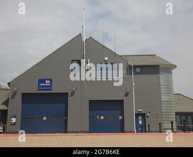 Vue sur le bâtiment principal des bateaux de sauvetage Royal National vus à Littlehampton, West Sussex, Angleterre au cours de l'été 2021. Banque D'Images