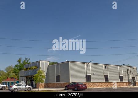 Augusta, GA USA - 04 22 21: Nouveau Dollar moderne magasin de détail général avec des voitures garées ciel bleu clair Banque D'Images