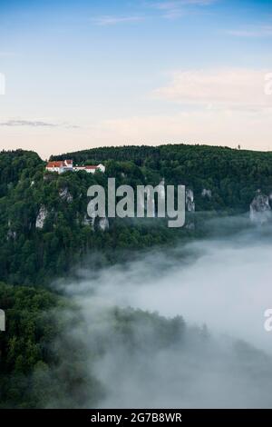 Vue d'Eichfelsen au château de Wildenstein avec brouillard du matin, lever du soleil, près d'Irndorf, Parc naturel du Haut Danube, Vallée du Haut Danube, Danube, Souabe Banque D'Images