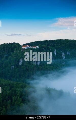 Vue d'Eichfelsen au château de Wildenstein avec brouillard du matin, lever du soleil, près d'Irndorf, Parc naturel du Haut Danube, Vallée du Haut Danube, Danube, Souabe Banque D'Images