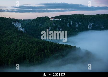 Vue d'Eichfelsen au château de Wildenstein avec brouillard du matin, lever du soleil, près d'Irndorf, Parc naturel du Haut Danube, Vallée du Haut Danube, Danube, Souabe Banque D'Images