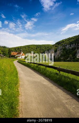 Chapelle Saint-Georges et Rocher du Corbeau, près du Thiergarten, Parc naturel du Haut-Danube, Vallée du Haut-Danube, Danube, Alb souabe, Bade-Wurtemberg, Allemagne Banque D'Images