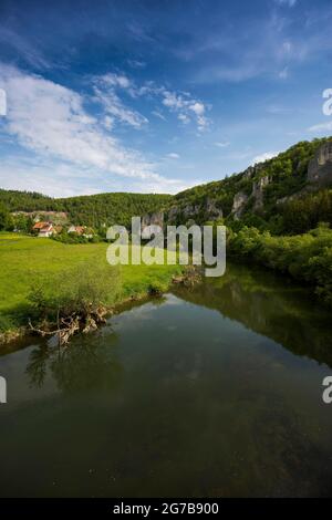 Chapelle Saint-Georges et Rocher du Corbeau, près du Thiergarten, Parc naturel du Haut-Danube, Vallée du Haut-Danube, Danube, Alb souabe, Bade-Wurtemberg, Allemagne Banque D'Images