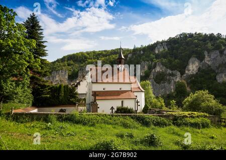 Chapelle Saint-Georges et Rocher du Corbeau, près du Thiergarten, Parc naturel du Haut-Danube, Vallée du Haut-Danube, Danube, Alb souabe, Bade-Wurtemberg, Allemagne Banque D'Images