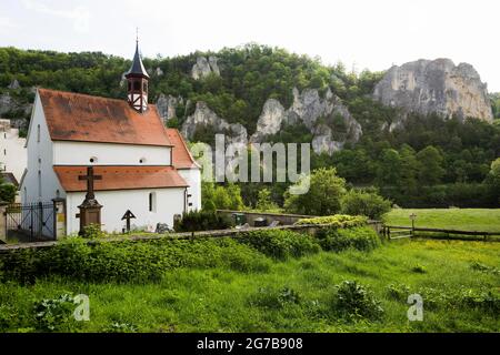 Chapelle Saint-Georges et Rocher du Corbeau, près du Thiergarten, Parc naturel du Haut-Danube, Vallée du Haut-Danube, Danube, Alb souabe, Bade-Wurtemberg, Allemagne Banque D'Images