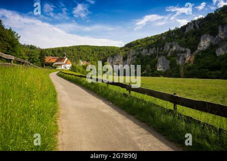 Chapelle Saint-Georges et Rocher du Corbeau, près du Thiergarten, Parc naturel du Haut-Danube, Vallée du Haut-Danube, Danube, Alb souabe, Bade-Wurtemberg, Allemagne Banque D'Images