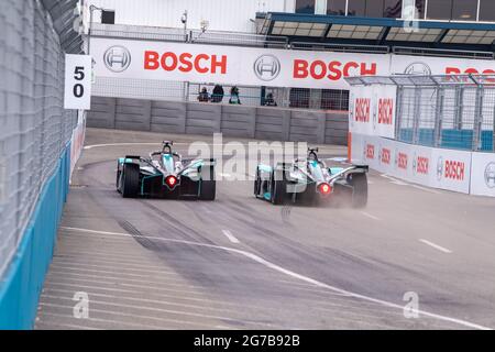 New York, États-Unis. 11 juillet 2021. Sam Bird (n° de voiture 10) et Mitch Evans (no de voiture 20) de Jaguar Racing conduite côte à côte pendant le Championnat ABB FIA Formule E, tour 11 E-Prix à New York. Crédit : SOPA Images Limited/Alamy Live News Banque D'Images