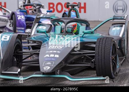 New York, États-Unis. 11 juillet 2021. Tom Blomqvist (n° de voiture 88) de l'écurie NIO 333 de Formule E conduit pendant le Championnat ABB FIA de Formule E, tour 11 E-Prix à New York. Crédit : SOPA Images Limited/Alamy Live News Banque D'Images