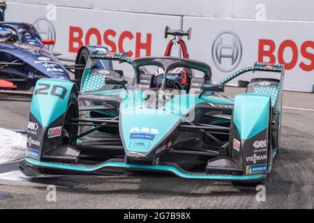 New York, États-Unis. 11 juillet 2021. Mitch Evans (voiture no 20) de Jaguar Racing conduit pendant le Championnat ABB FIA Formule E, tour 11 E-Prix à New York. Crédit : SOPA Images Limited/Alamy Live News Banque D'Images