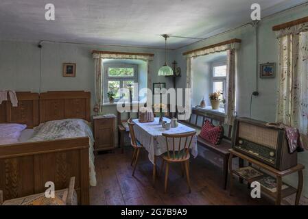 Chambre et salle à manger environ 1955 d'une maison mitoyenne construite en 1455, Musée Franconien en plein air, Bad Windsheim, moyenne-Franconie, Bavière Banque D'Images