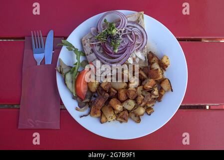 Brawn servi avec des pommes de terre frites dans un restaurant de jardin, Bavière, Allemagne Banque D'Images