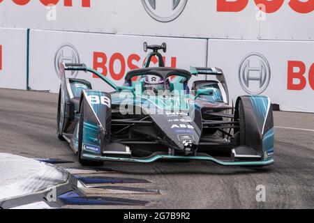 New York, États-Unis. 11 juillet 2021. Tom Blomqvist (n° de voiture 88) de l'écurie NIO 333 de Formule E conduit pendant le Championnat ABB FIA de Formule E, tour 11 E-Prix à New York. (Photo par Ron Adar/SOPA Images/Sipa USA) crédit: SIPA USA/Alay Live News Banque D'Images