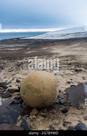 Sphère de pierre géante, île de champ, archipel de la Terre Franz Josef, Russie Banque D'Images