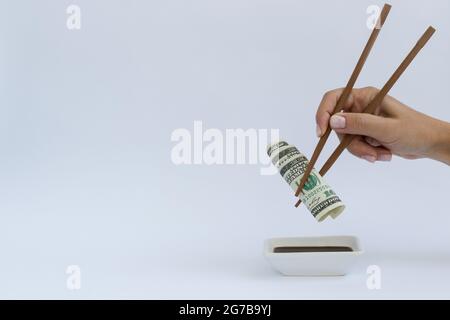 Dollars dans un bâton de bois sur un blanc avec un espace de copie. Banque D'Images