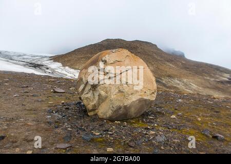 Sphère de pierre géante, île de champ, archipel de la Terre Franz Josef, Russie Banque D'Images