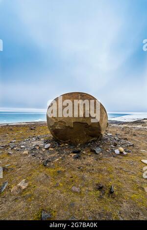 Sphère de pierre géante, île de champ, archipel de la Terre Franz Josef, Russie Banque D'Images