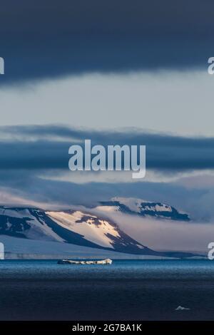 Montagnes plates couvertes de glace, archipel Franz Josef Land, Russie Banque D'Images