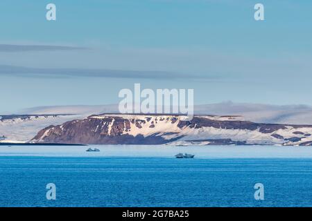 Montagnes plates couvertes de glace, archipel Franz Josef Land, Russie Banque D'Images