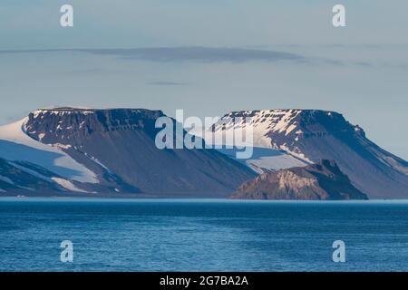 Montagnes plates couvertes de glace, archipel Franz Josef Land, Russie Banque D'Images