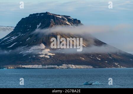 Montagnes plates couvertes de glace, archipel Franz Josef Land, Russie Banque D'Images