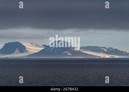 Montagnes plates couvertes de glace, archipel Franz Josef Land, Russie Banque D'Images