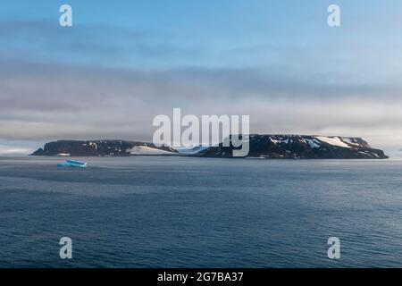 Montagnes plates couvertes de glace, archipel Franz Josef Land, Russie Banque D'Images