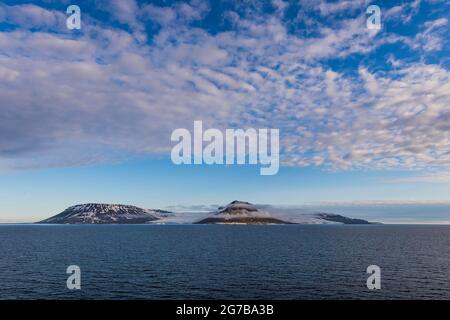 Montagnes plates couvertes de glace, archipel Franz Josef Land, Russie Banque D'Images