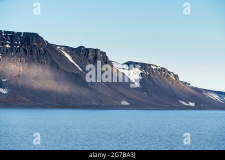 Montagnes plates couvertes de glace, archipel Franz Josef Land, Russie Banque D'Images