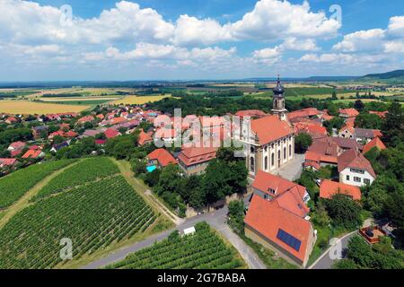 Village centre vin village Castell avec église de comté St. Johannes et vignoble Schlossberg, près de Wiesenapartheid, Steigerwald, Basse-Franconie Banque D'Images