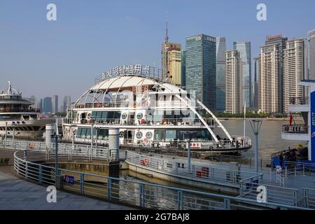 Vue depuis un quai de l'autre côté du fleuve Huangpu jusqu'à la ligne d'horizon de la zone économique spéciale de Pudong, Shanghai, République populaire de Chine Banque D'Images