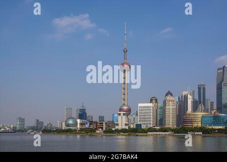 Vue sur le fleuve Huangpu jusqu'à la ligne d'horizon de la zone économique spéciale Pudong avec la Tour Perle orientale, Shanghai, République populaire de Chine Banque D'Images