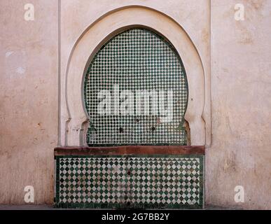 Belle fontaine artisanale au Maroc Banque D'Images