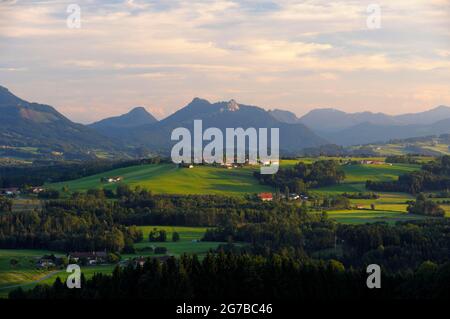 Vue depuis la tour du belvédère de Ratzinger Hoehe vers Parnsberg, août, Rimsting, Chiemgau, Bavière, Allemagne Banque D'Images