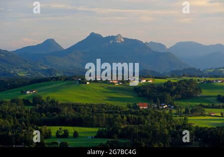 Vue depuis la tour du belvédère de Ratzinger Hoehe vers Parnsberg, août, Rimsting, Chiemgau, Bavière, Allemagne Banque D'Images