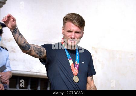 Rome, Italie. 12 juillet 2021. Le footballeur italien Ciro a immobiles le trophée de l'UEFA EURO 2020 alors que les joueurs et le personnel de l'équipe nationale italienne de football arrivent pour assister à une cérémonie au palais présidentiel du Quirinale à Rome le 12 juillet 2021, Un jour après que l'Italie a remporté le match de football final de l'UEFA EURO 2020 entre l'Italie et l'Angleterre crédit: dpa/Alamy Live News Banque D'Images