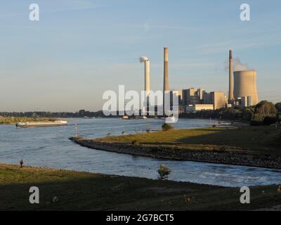 Emscher, embouchure de l'Emscher dans le Rhin près de Dinslaken, centrale au charbon Voerde, septembre, Dinslaken, région de la Ruhr, Rhénanie-du-Nord-Westphalie Banque D'Images