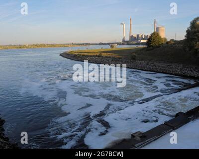 Emscher, embouchure de l'Emscher dans le Rhin près de Dinslaken, centrale au charbon Voerde, septembre, Dinslaken, région de la Ruhr, Rhénanie-du-Nord-Westphalie Banque D'Images