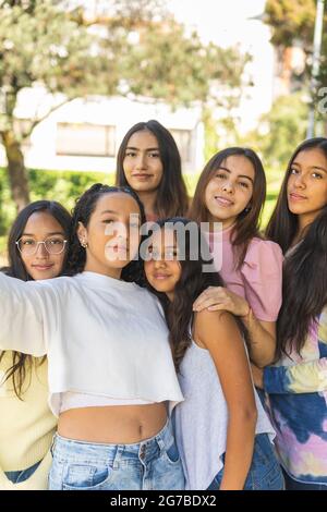 Groupe d'amis adolescents prenant un selfie à l'extérieur Banque D'Images