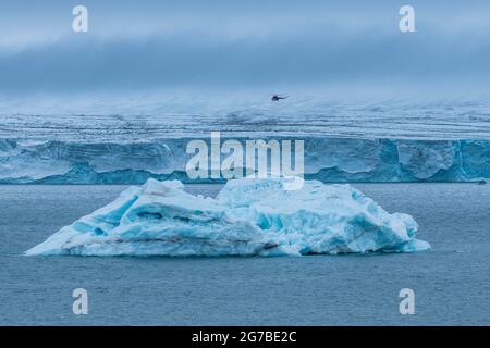 Hélicoptère survolant un très grand glacier sur l'île Mc Clintok ou Klintok, archipel de la Terre Franz Josef, Russie Banque D'Images