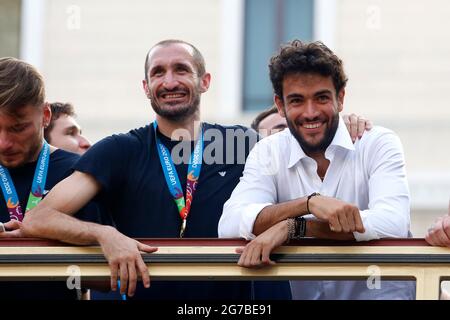 Rome, Italie. 12 juillet 2021. L'équipe nationale italienne (Giorgio Chiellini et le joueur de tennis Matteo Berrettini), porte la coupe de l'UEFA Euro 2020 autour de Rome en bus ouvert, accueilli par des milliers de supporters. Le bus à gauche de piazza Colonna et a atteint Piazza Venezia. Rome (Italie), 12 juillet 2021 photo Samantha Zucchi Insidefoto crédit: Insidefoto srl/Alay Live News Banque D'Images