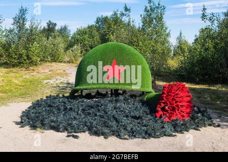 Casque de fleur dans les défenseurs de l'Arctique soviétique pendant la Grande guerre patriotique, Alyosha Monument, Mourmansk, Russie Banque D'Images