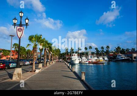 Rue Laterns dans le centre-ville d'Oranjestad, capitale d'Aruba, les îles ABC, les Antilles néerlandaises, les Caraïbes Banque D'Images