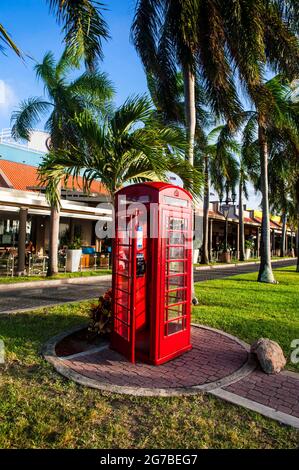 Téléphone rouge dans le centre-ville d'Oranjestad, capitale d'Aruba, les îles ABC, les Antilles néerlandaises, les Caraïbes Banque D'Images