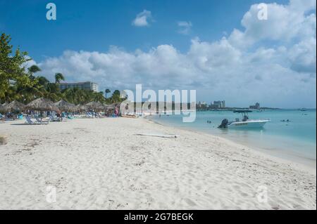 Eau turquoise et sable blanc Plage d'Arashi, Aruba, Iles ABC, antilles néerlandaises, Caraïbes Banque D'Images