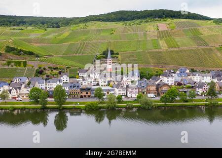 La ville de Zell sur la Moselle, vallée de la Moselle, Allemagne Banque D'Images