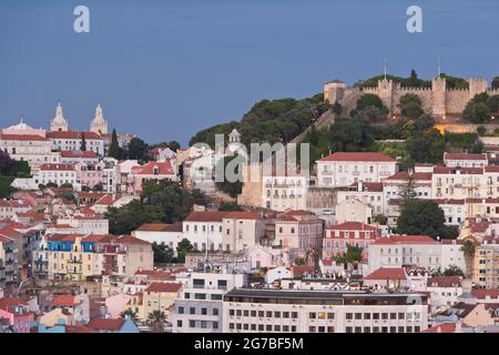 Vue de Miradouro de Sao Pedro de Alcantara sur Lisbonne avec Igreja de Sao Vicente de Fora, Lisbonne, Portugal Banque D'Images