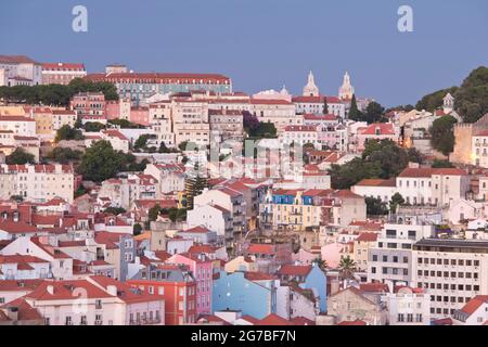 Vue de Miradouro de Sao Pedro de Alcantara sur Lisbonne avec Igreja de Sao Vicente de Fora, Lisbonne, Portugal Banque D'Images